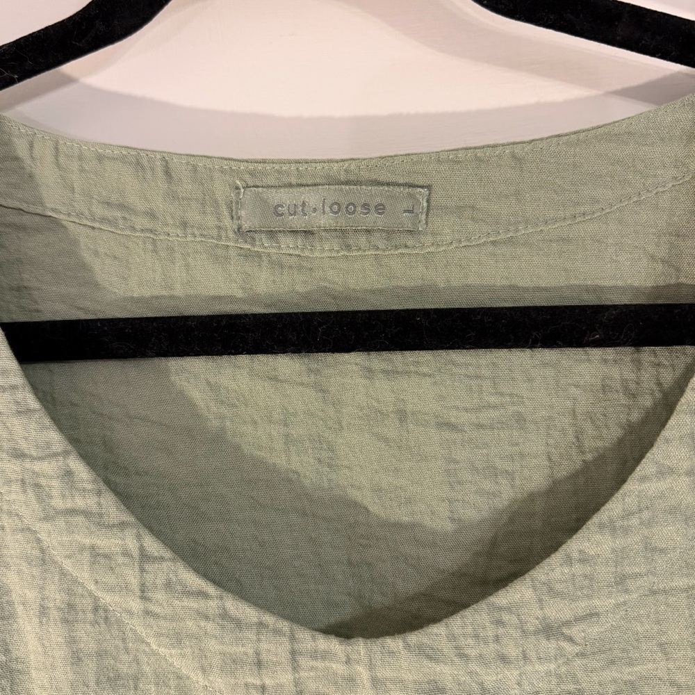 Cut Loose V-Neck Vent Top Size Large - Picture 5 of 5
